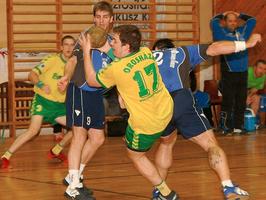 Itt m�g fogja a fej�t a b�k�siek edz�je, Zsad�nyi S�ndor (jobbra), ugyanis a h�zigazd�k j�tszottak �tletesebben �s eredm�nyesebben. Az m�s k�rd�s, hogy a listavezet� a finisben a maga jav�ra ford�totta a m�rk�z�st a f�rfi k�zilabda NB I B-s megyei rangad�