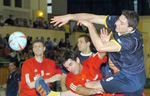 Az orosh�zi Berta G�bor (jobbr�l) hat g�lt l�tt a v�ciaknak, �gy csapata magabiztosan gy�z�tt a szombati derbin