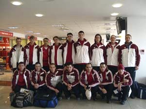 T�ncsicsosok a haza�rkez�s ut�n, a rep�l�t�ren