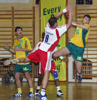 A tavaly mg az NB I-ben szerepelt oroshzi csapatbl kevesen maradtak. Felvtelnkn a maradk egyike, Patocskai (jobbrl) megclozza a kaput